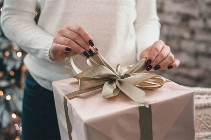 Customer unwrapping a personalized gift from Fofus Artorium